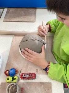 Apprendre le modelage à l'école