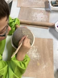 Artiste plasticienne travaillant avec des enfants