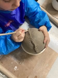 Enfant qui apprend à souder l'argile