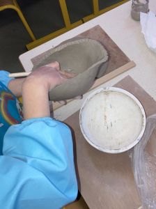 Démoulage de la demi-sphère en argile