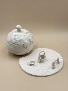Oeuvre sculptée à l'école élémentaire