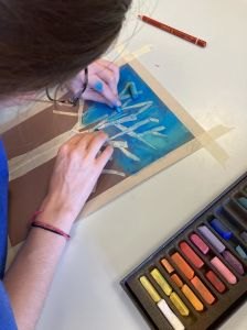 Etaler le pastel avec les doigts
