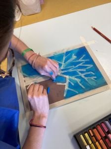 Artiste plasticienne qui travaille avec les enfants