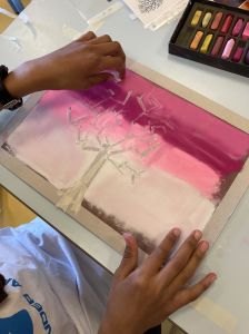 Artiste plasticienne intervenant en milieu hospitalier