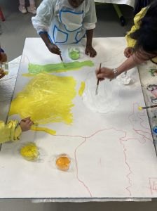 Travail collectif pour décorer l'école
