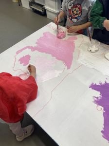 Atelier peinture à l'école maternelle