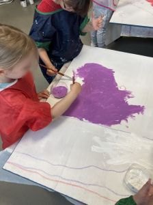 Fillette qui peint à l'école maternelle