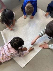 Les enfants de petite et moyenne section reportent les tracés