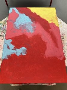 Fonds colorés peints par des enfants de maternelle