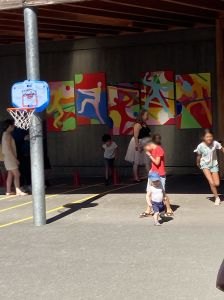Les enfants jouent dans leur nouvelle cour