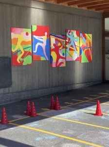 Les tableaux peints par les enfants décorent la cour