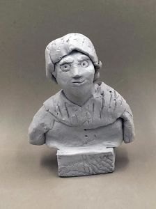 Petit buste modelé en argile blanche