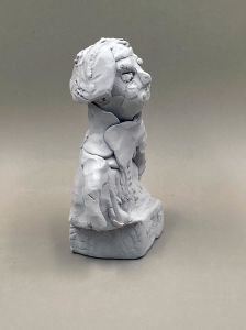 Artiste plasticienne qui enseigne le modelage aux enfants
