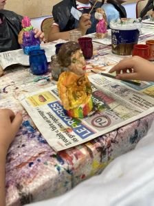 Peinture d'une statuette en arts plastiques à l'école