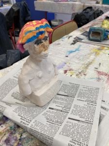 Les enfants apportent beaucoup de soin à la mise en couleur de leur statuette