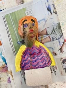 Polychromie sur une statuette en terre cuite