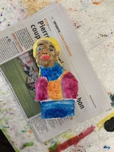 Artiste plasticienne qui travaille avec les enfants