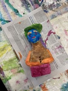 Figurine au visage bleu