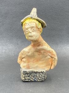 Garçon au chapeau en argile cuite et peinte