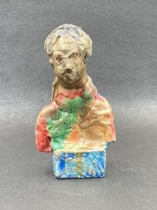 Polychromie sur une statuette en argile cuite