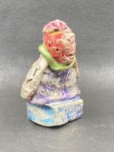 Petit monstre à la tête rouge
