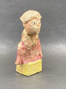 Petit garçon modelé par un enfant en classe de CE1