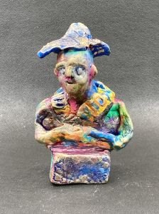 Polychromie sur une statuette en terre cuite
