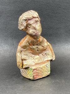 Podelage en terre cuite polychrome