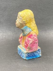 Statuette de jeune fille de profil