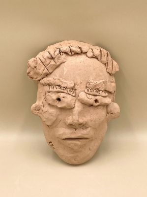 Visage façonné en argile par un élève de CE1/CE2