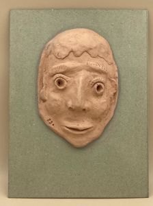 Visage modelé au cours de la séance d'arts plastiques