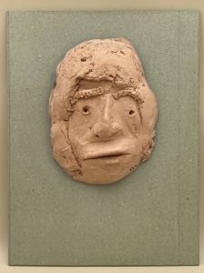 Masque modelé par un enfant en classe de CE1/CE2