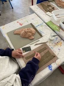 Artiste plasticienne qui travaille avec les enfants