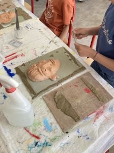 Séance d'arts plastiques avec une plasticienne