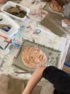 Création d'un bas-relief en argile
