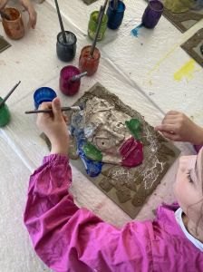 Peindre son masque avec des encres acryliques colorées