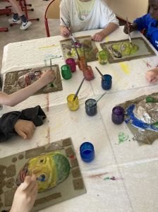 Groupe d'enfants lors d'une séance d'arts plastiques