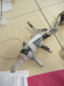 Corps du monstre en objets de récupération
