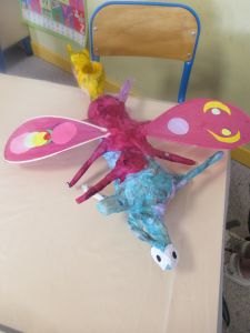 Monstre coloré en papier mâché